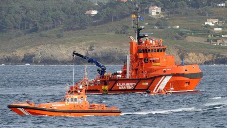 Varias embarcaciones de Salvamento durante las labores para reflotar el pesquero &#039;Tabar&#039;. / eduardo vicente