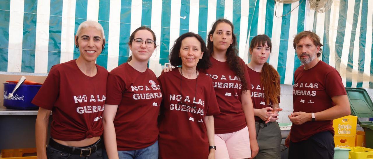 Ana Ortega y el equipo de voluntarios de uno de los turnos de este jueves.