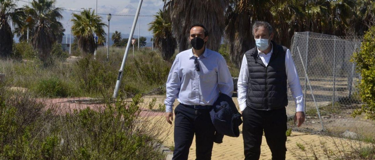 El primer edil, Wences Alós (d), y el primer teniente de alcalde, José María Andrés, en una visita al PAI Belcaire Sur. | M. Á. SÁNCHEZ