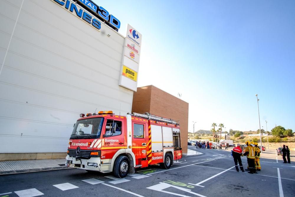 Desalojan la zona de ocio del centro comercial de Carrefour Petrer por un incendio