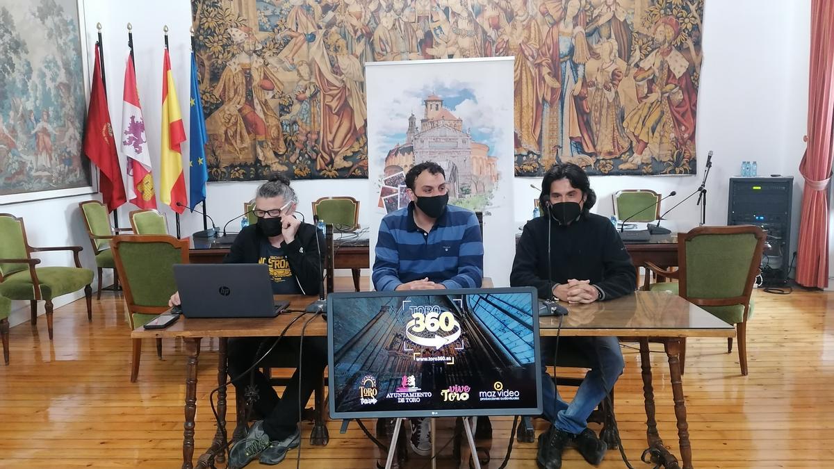 De izquierda a derecha, Matilla, Del Bien y De la Fuente presentan el proyecto audiovisual