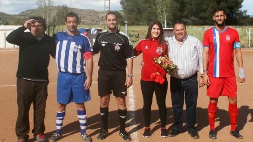 Una campeona de España hace el saque de honor en Gilet