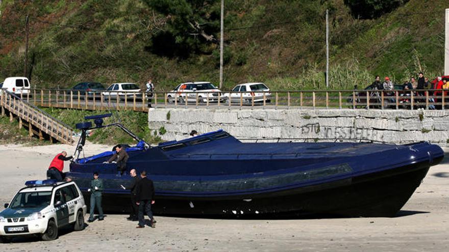La mayor lanzadera incautada a los narcos en Europa fue abandonada en una playa de Nigrán, en 2009.//C. Pereira
