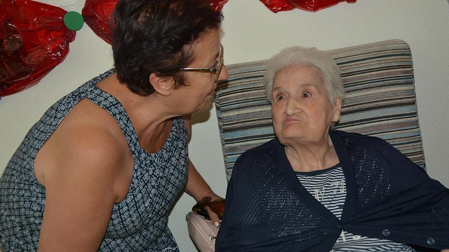 Raimunda García junto a su hija en la residencia de Blanca, donde está ahora.