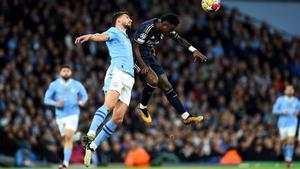 Vinicius Junior lucha por un balón Rúben Dias