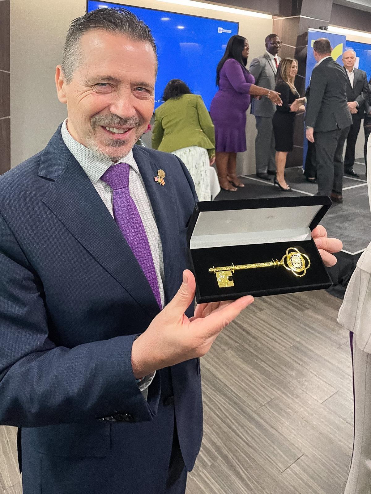 El rector de la UPV con la llave del condado de Miami-Dade