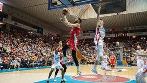 Un jugador del Manresa intenta anotar este sábado en Fontajau.