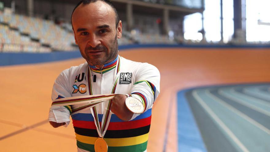 Ten posa con el maillot arcoiris y sus dos medallas.