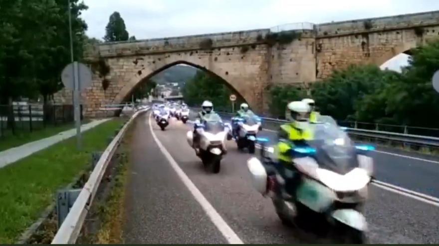 Los aspirantes a agentes de la Guardia Civil de Tráfico a su paso por Ourense.
