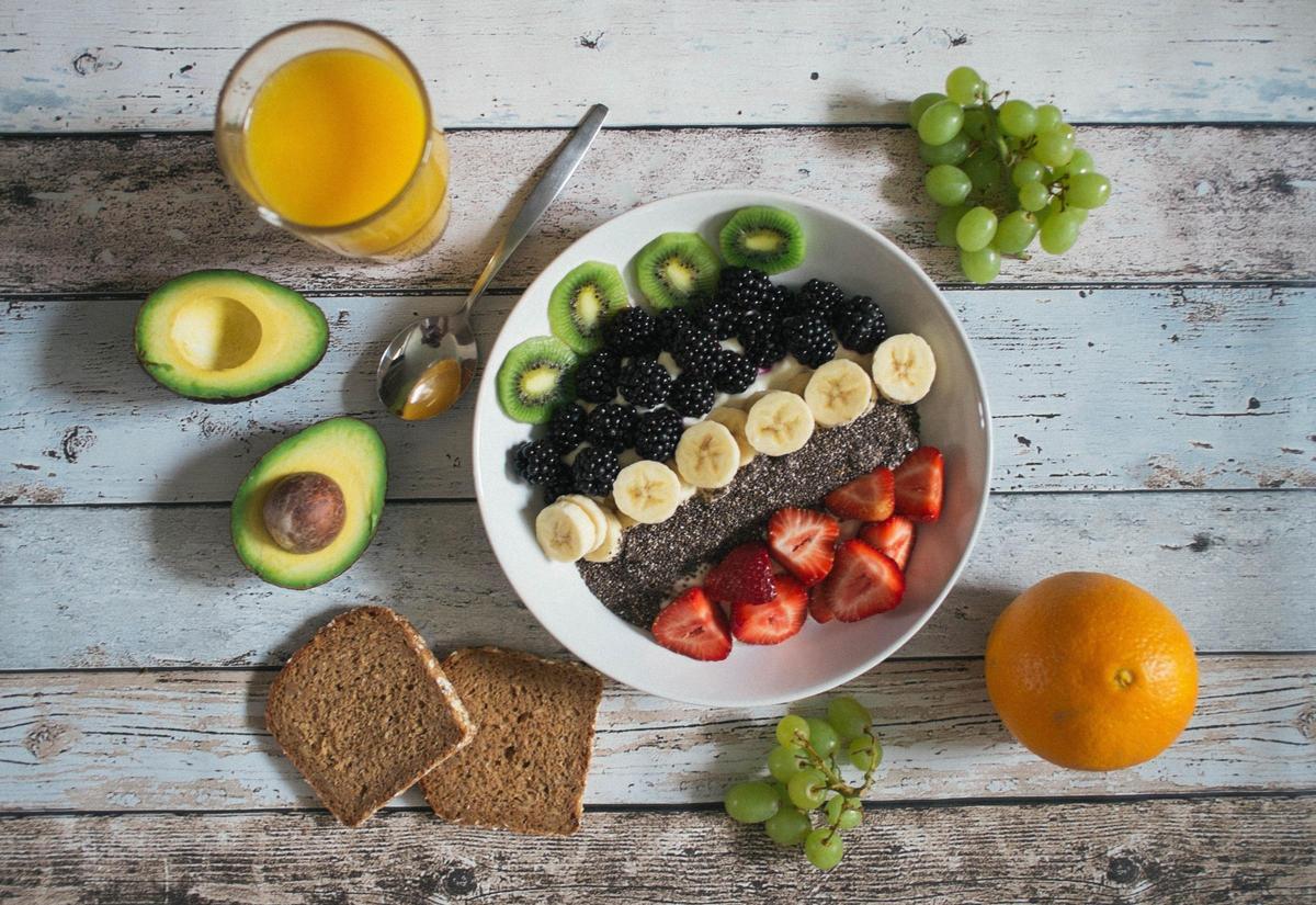 Bol de frutas con tostadas y zumo