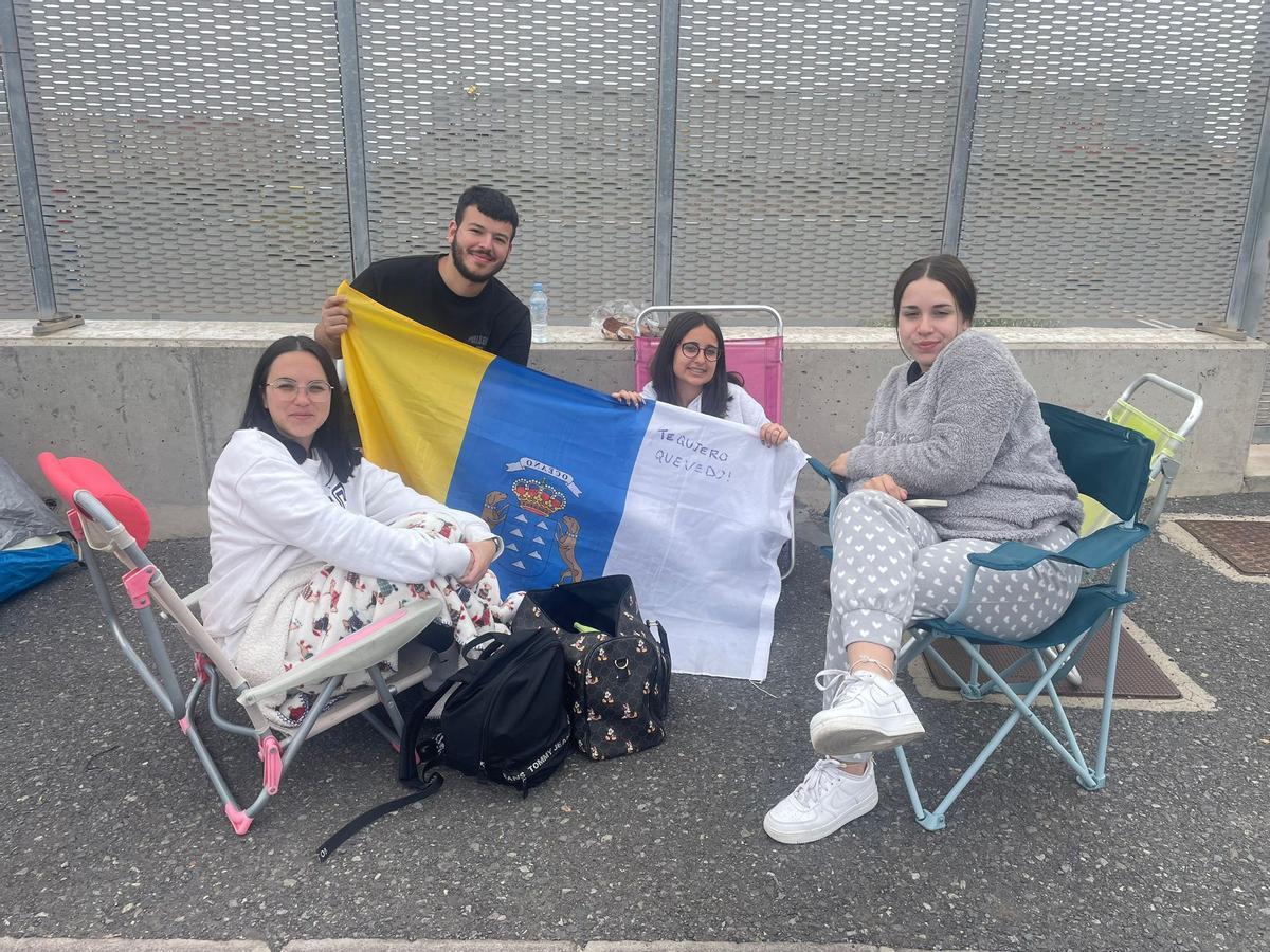 Los fans de Quevedo hacen cola desde el jueves por la noche para ver al artista hoy en primera fila.