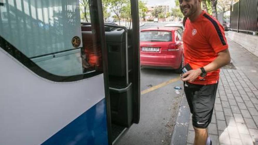 Tevenet, ayer antes de subir al autobús para viajar a Barcelona.