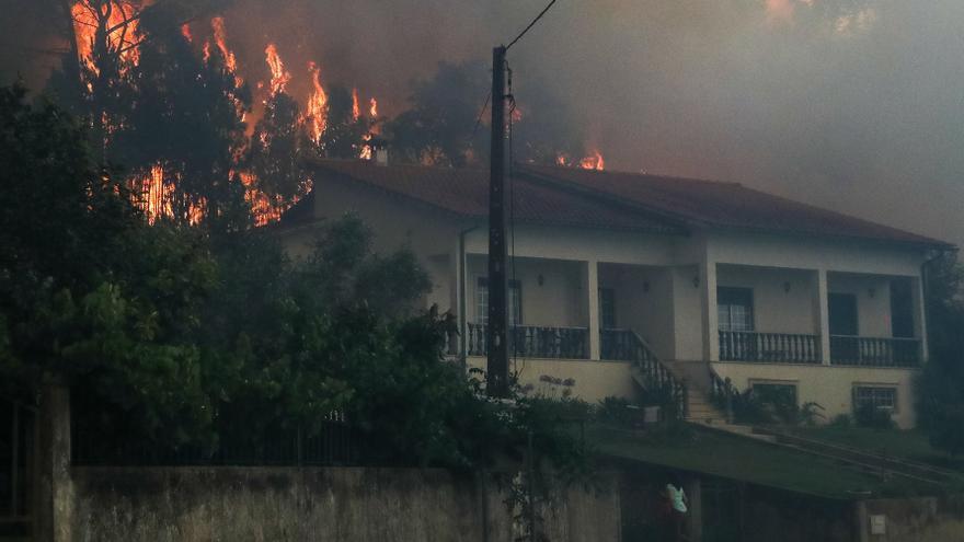 El fuego y las altas temperaturas mantienen en alerta roja el interior de Portugal