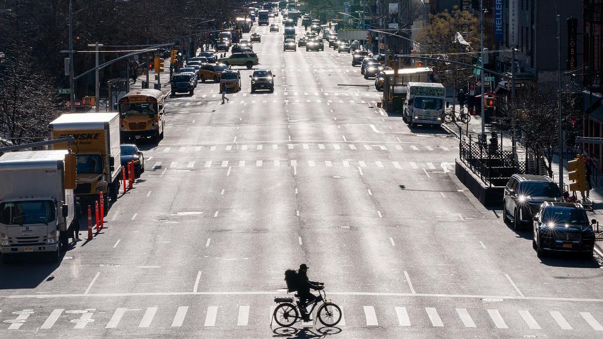 Un home travessa l'avinguda Hudson de Manhattan, a Nova York