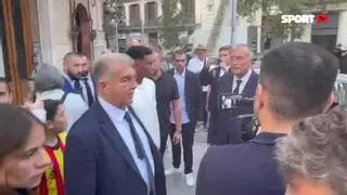 Laporta, Flick, Balde, Alexia y Pere Romeu, al frente de la delegación del Barça en la ofrenda a Rafael Casanova