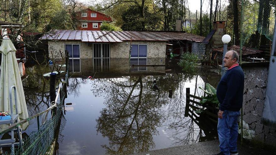 La crecida del Tea inunda A Freixa y Moreira obliga a evacuar a tres personas