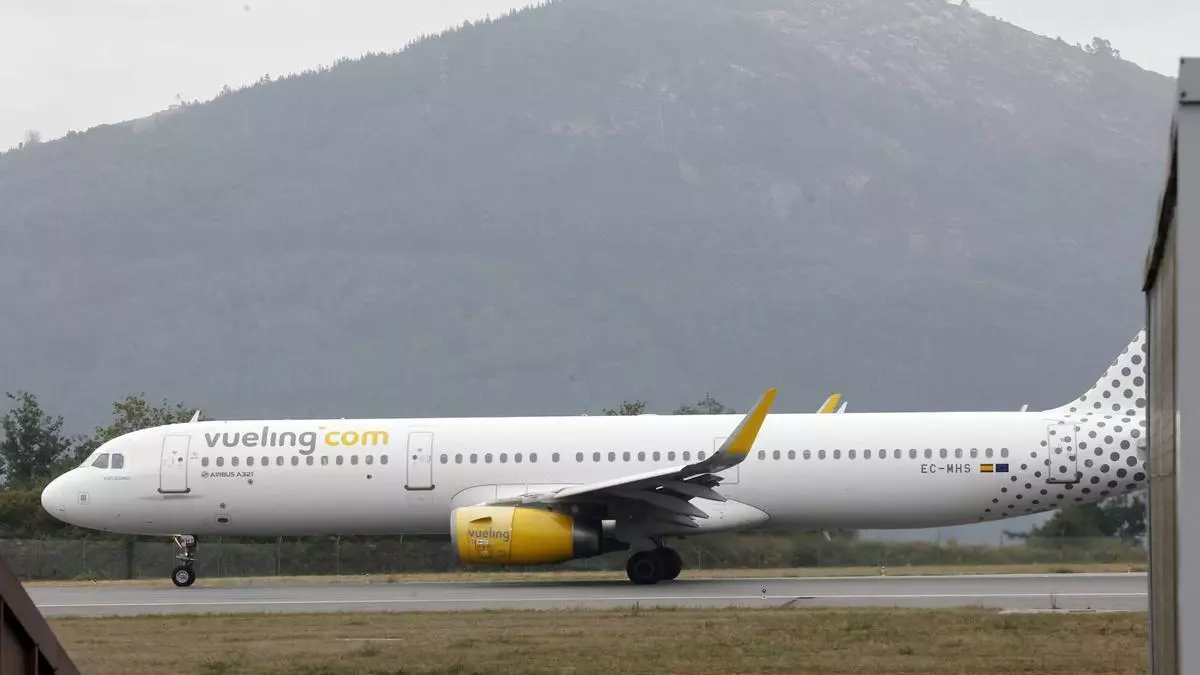 Los viajeros en avión de A Coruña, Santiago y Vigo a Barcelona pagan casi el doble que los de Oporto