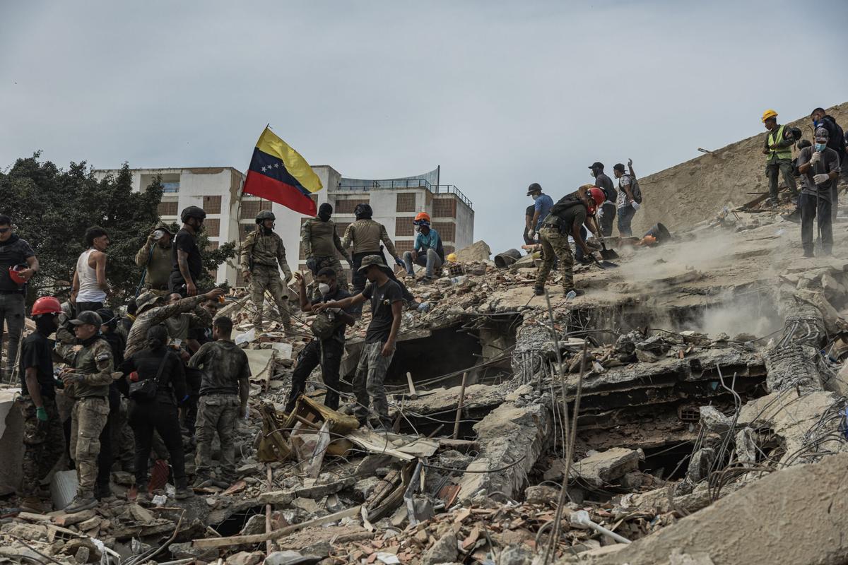 Rescatistas realizan labores de búsqueda de personas desaparecidas en una zona afectada por los terremotos