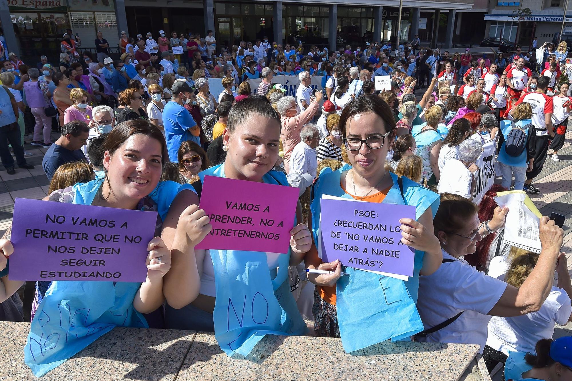 Manifestación contra el recorte en la educación para mayores