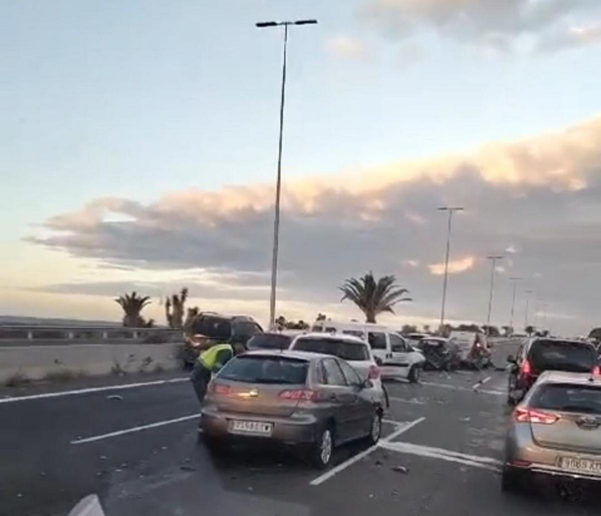 Imagen del accidente múltiple que ha tenido lugar en la GC-1, a su paso por Juan Grande, durante la mañana de este martes.