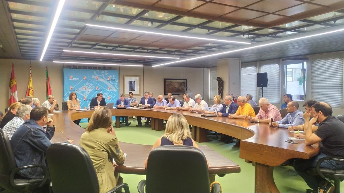 Reunión del consejero con los alcaldes de los territorio afectados en Zamora.