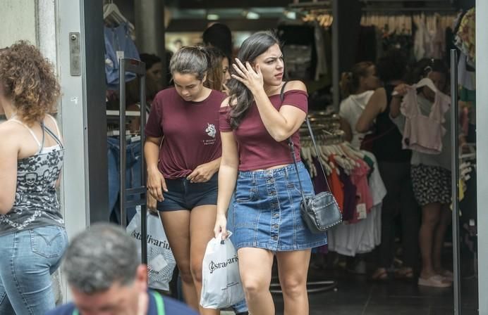 LAS PALMAS DE GRAN CANARIA A 30/06/2017. Rebajas de verano en las tiendas de la zona comercial de Triana. FOTO: J.PÉREZ CURBELO