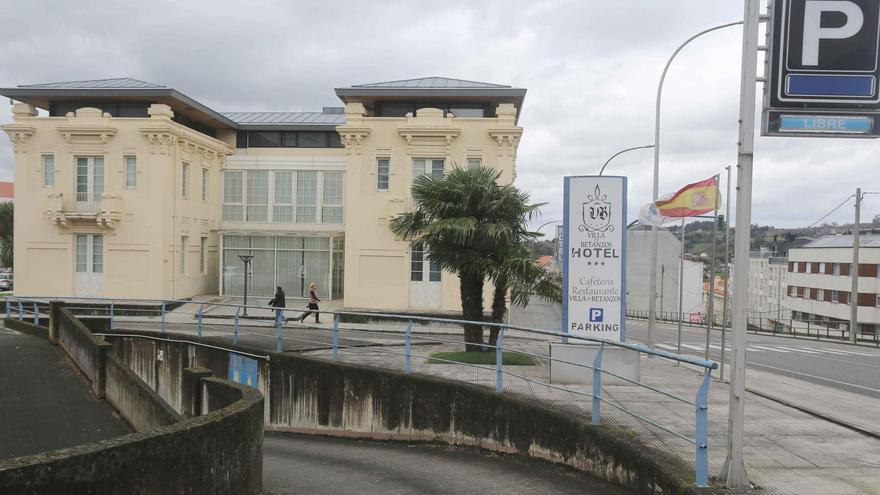 Entrada al parking del hotel San Roque, ahora Villa de Betanzos.