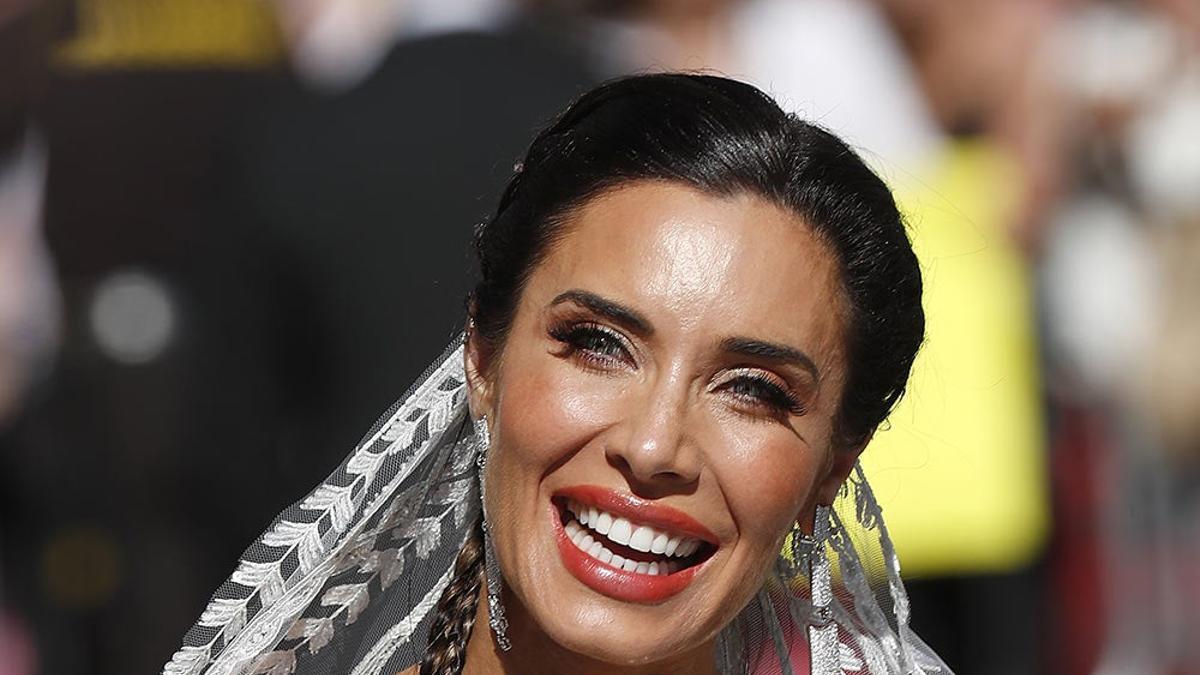 Pilar Rubio se ha hecho dos minitrenzas que ha dejado caer por su escote