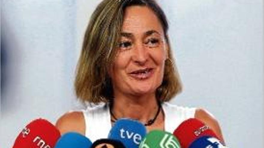 Luz Rodríguez, secretària d&#039;Ocupació al PSOE, atenent ahir els mitjans.
