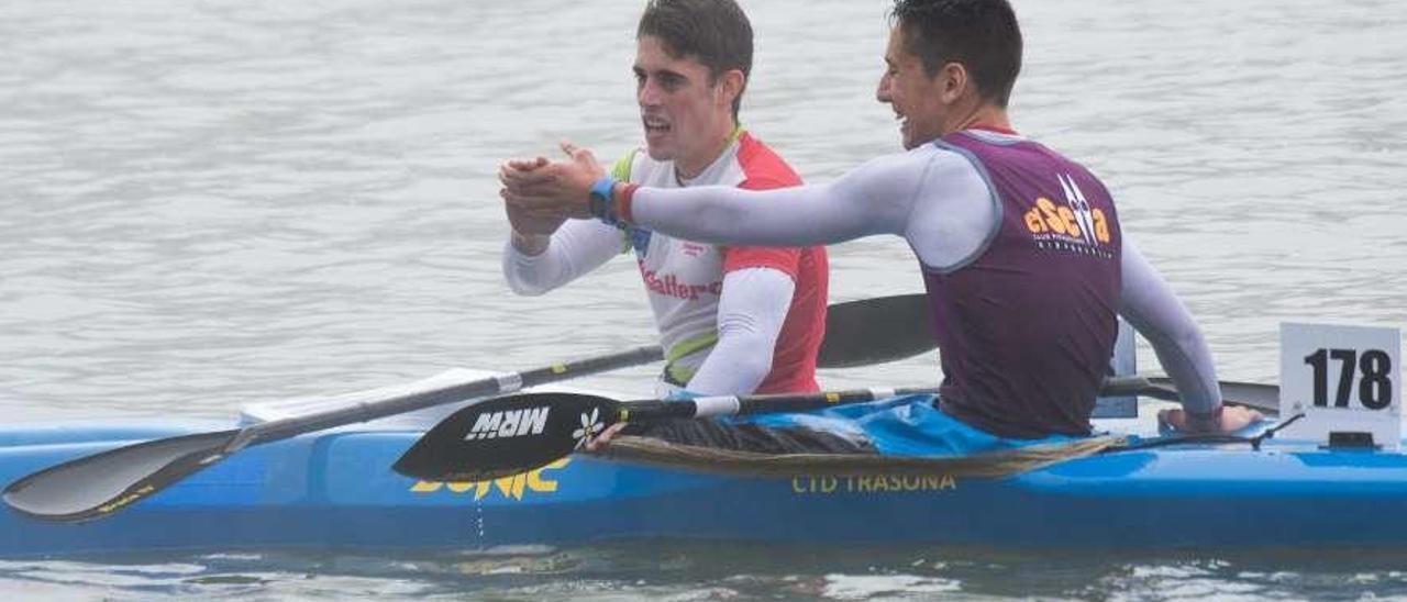 Miguel Serrano, izquierda, y Alberto Llera se saludan tras la regata del domingo en Sevilla.