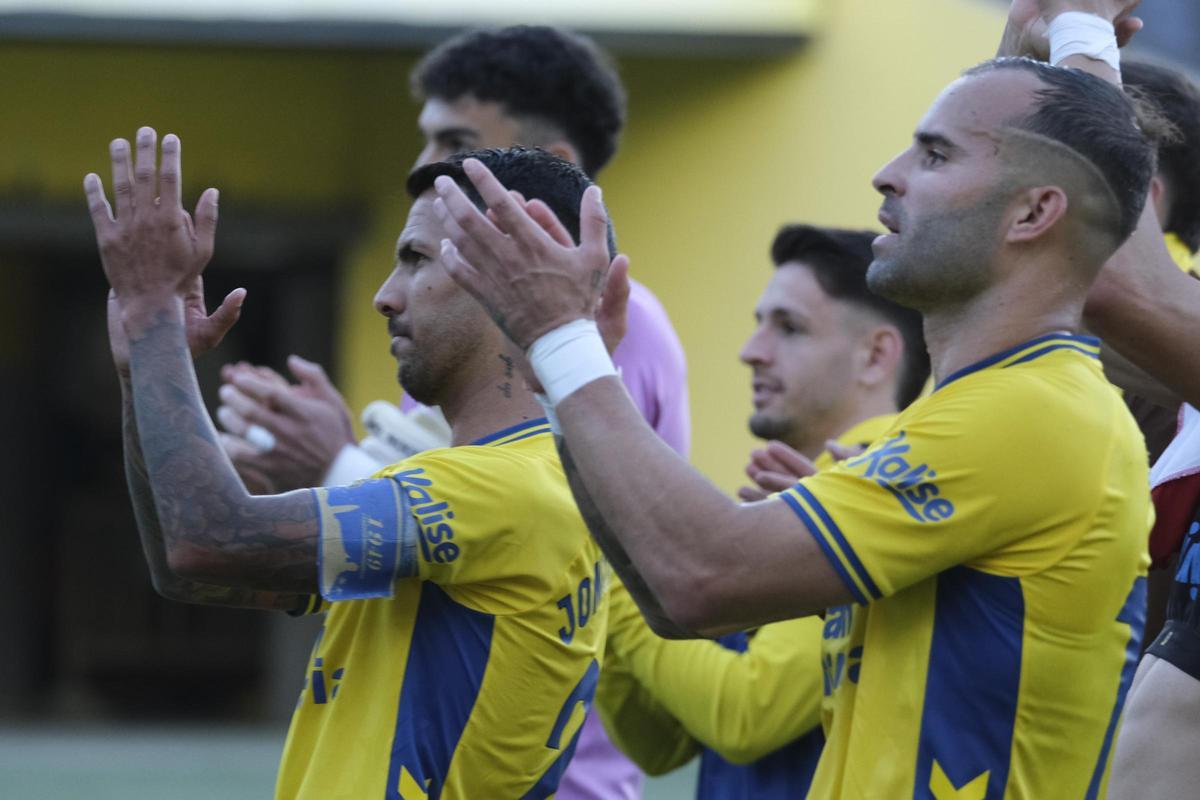 Viera y Jesé aplauden al sector de la Naciente, tras la última victoria ante el Sporting.