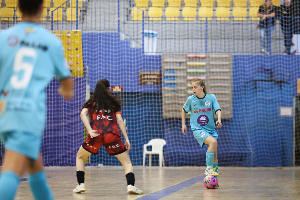 Larissa se viste de superheroína para darle un punto al San Pablo-Eivissa