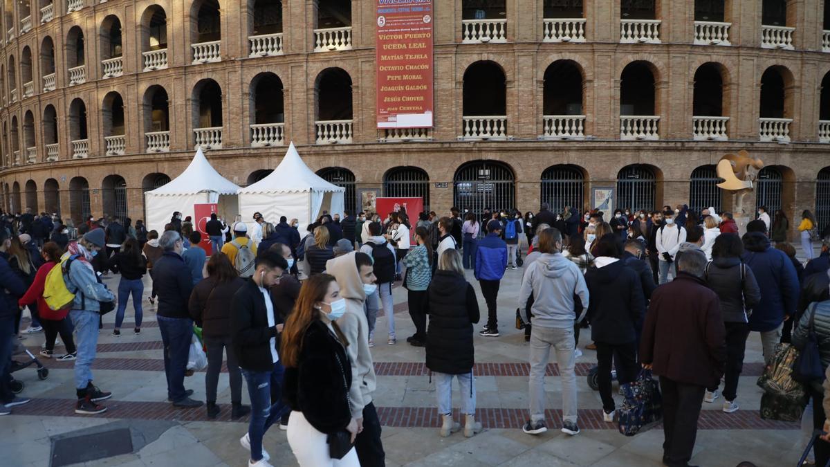 Imagen de archivo de largas colas para vacunarse contra el coronavirus en la Plaza de Toros de València.