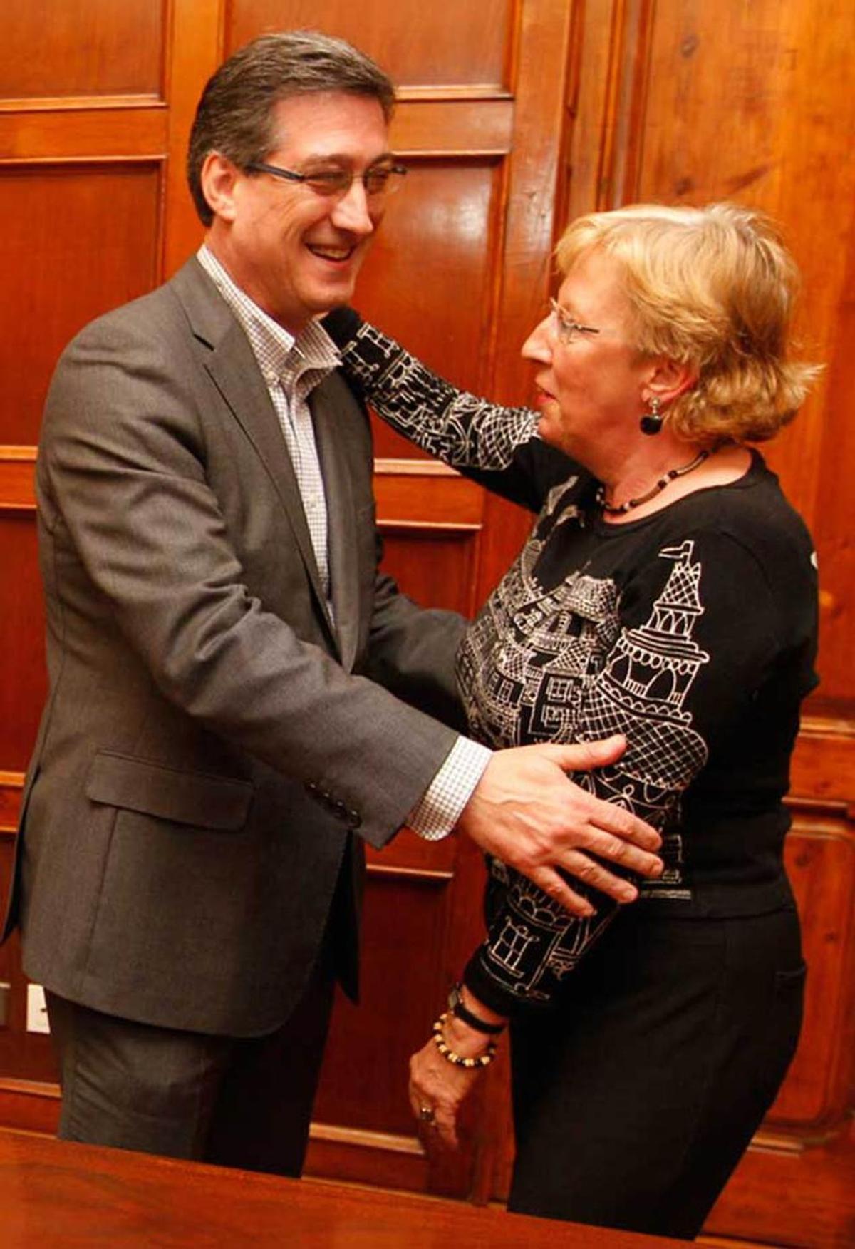 Ignacio Prendes, ayer, despidiéndose de Emilia Vázquez (IU).