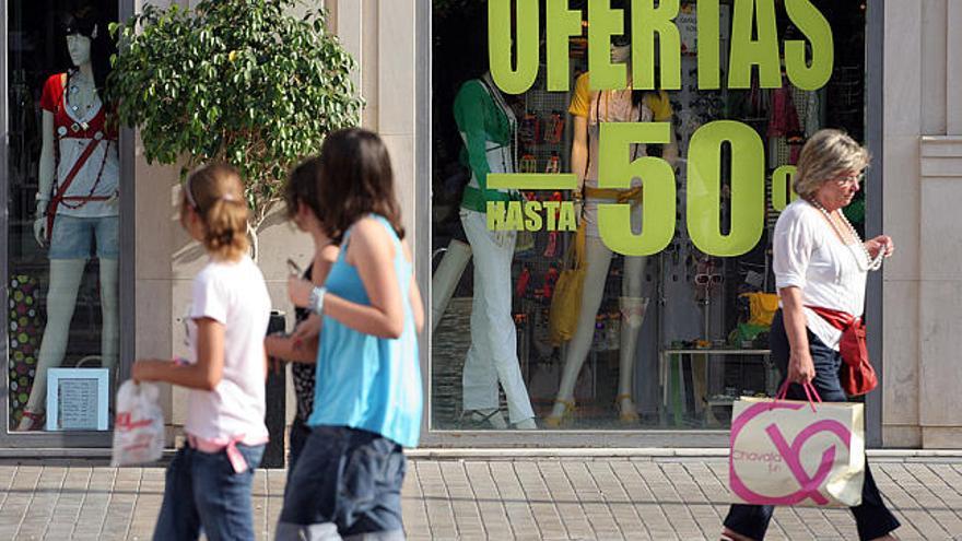 Preparativos. Algunos comercios habían fijado ayer los carteles con el anuncio de las ofertas de la temporada.