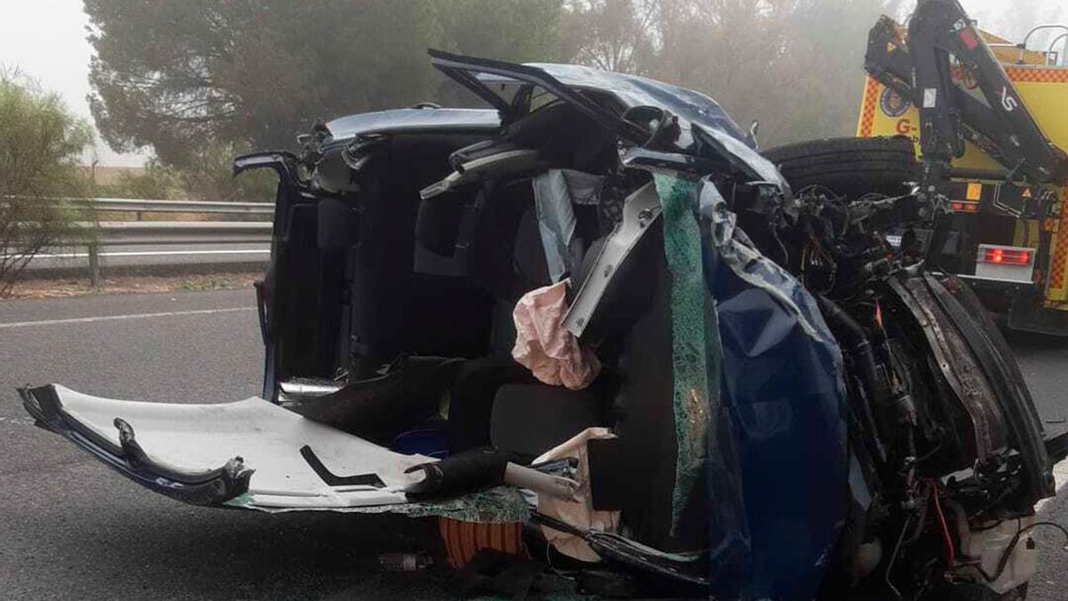 Imagen del estado en que quedó uno de los coches implicados en el accidente.