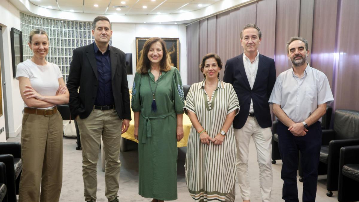 Silvia Tomás, Ignacio Prieto, Marta Alonso, Susi Boix, Nicolás Bugeda y Julio Badenes, en las instalaciones de Levante-EMV.
