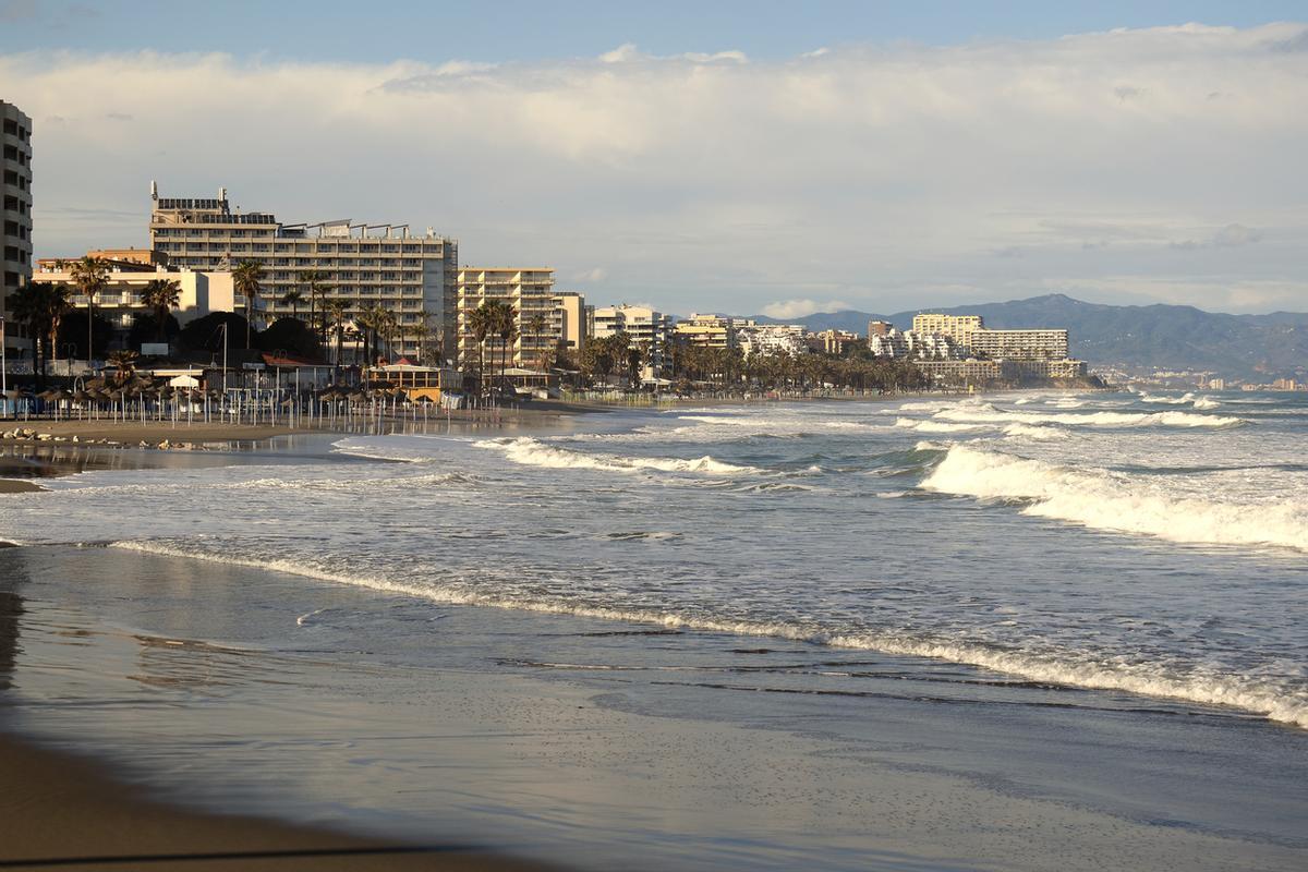 Soleado paisaje de Málaga Costa de Benalmádena con olas del mar y paisaje urbano