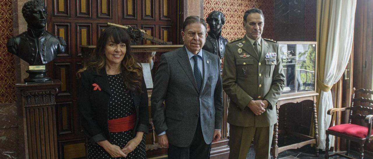 Eva García, Alfredo Canteli y Juan Luis González, ayer, en la inauguración de la muestra en la sede de la Delegación de Defensa en Oviedo. | Jaime Casanova