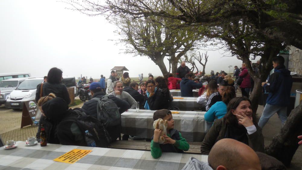 Turistas entre la niebla en los Lagos de Covadonga