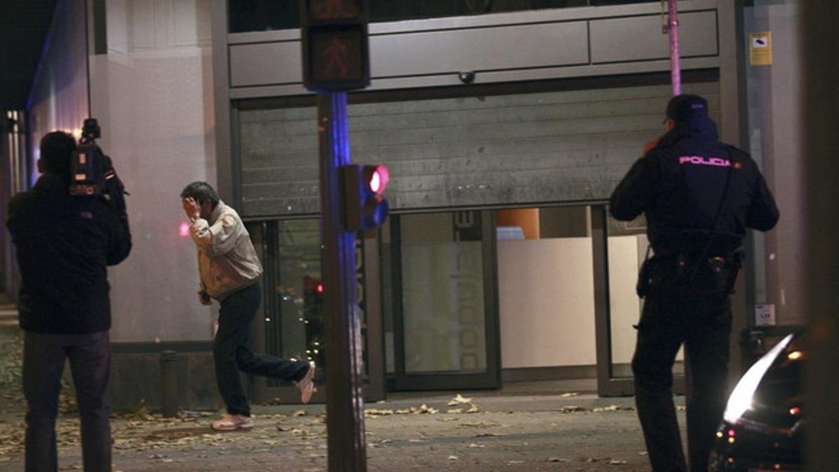 La sede del PP en plena intervención policial ordenada por el juez Ruz.