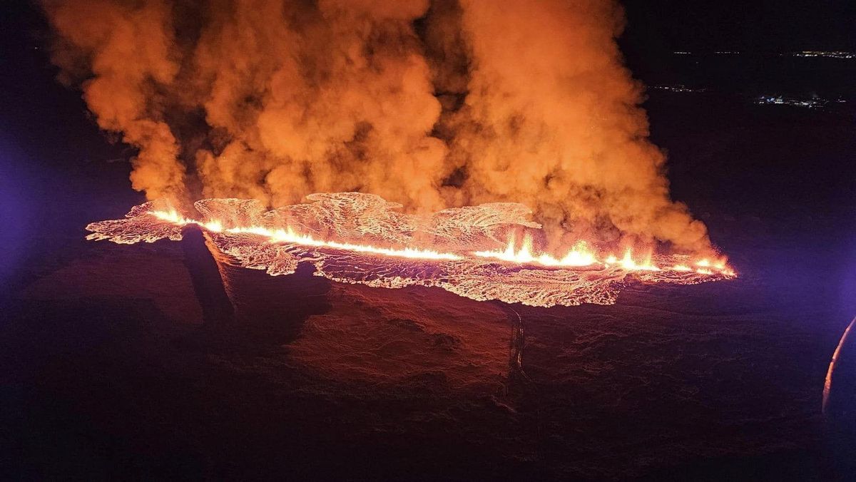 Volcanic fissures open near Grindavik