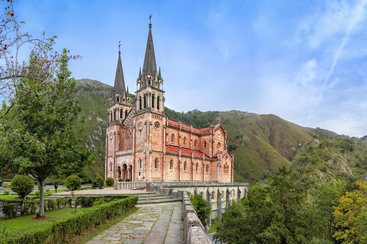 La Basílica de Santa María la Real de Covadonga en Asturias