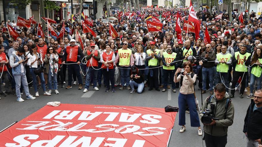 Miles de personas marchan en València por el Día del Trabajador