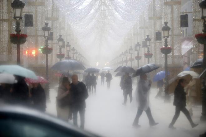 Las calles de la capital recuperaron un aspecto plenamente invernal, con aparato eléctrico y precipitaciones al fin abundantes.