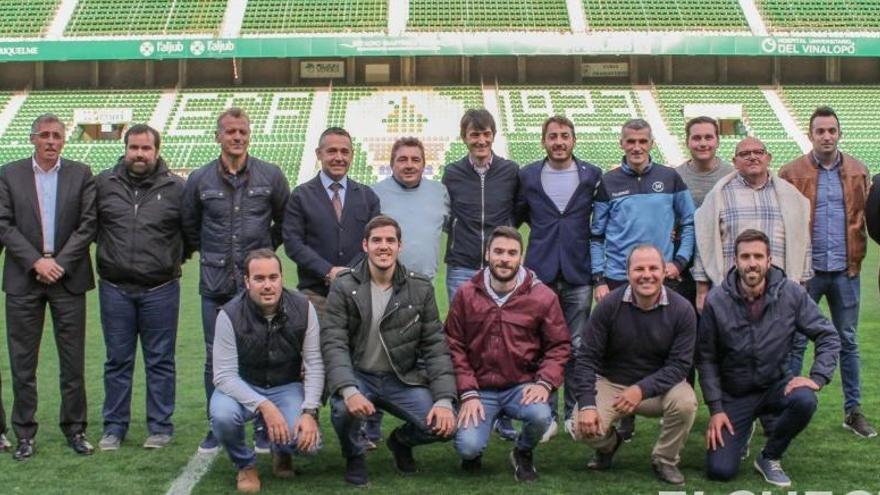 Los entrenadores, junto a Pacheta y Vicente Parras en el césped del estadio Martínez Valero