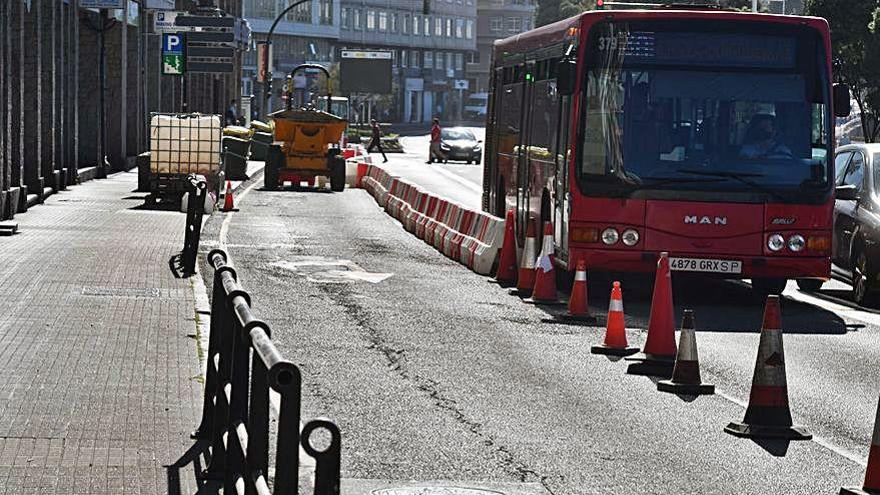 Obras en la avenida Pedro Barrié de la Maza, ayer.