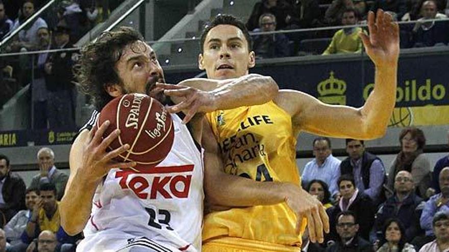 Llull entra a canasta ante Kuric.