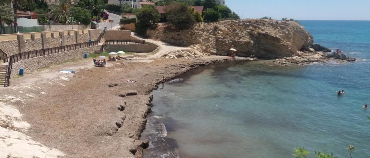 La cala d&#039;Enmig presenta montañas de algas de punta a punta de la playa en pleno verano que el Ayuntamiento asegura va a retirar esta semana.