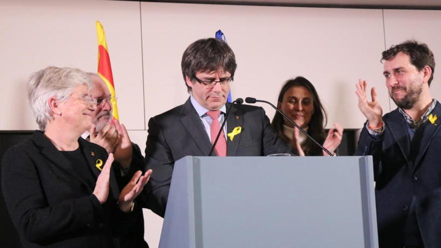 Carles Puigdemont, amb els consellers destituïts Toni Comín, Meritxell Serret, Lluís Puig i Clara Ponsatí